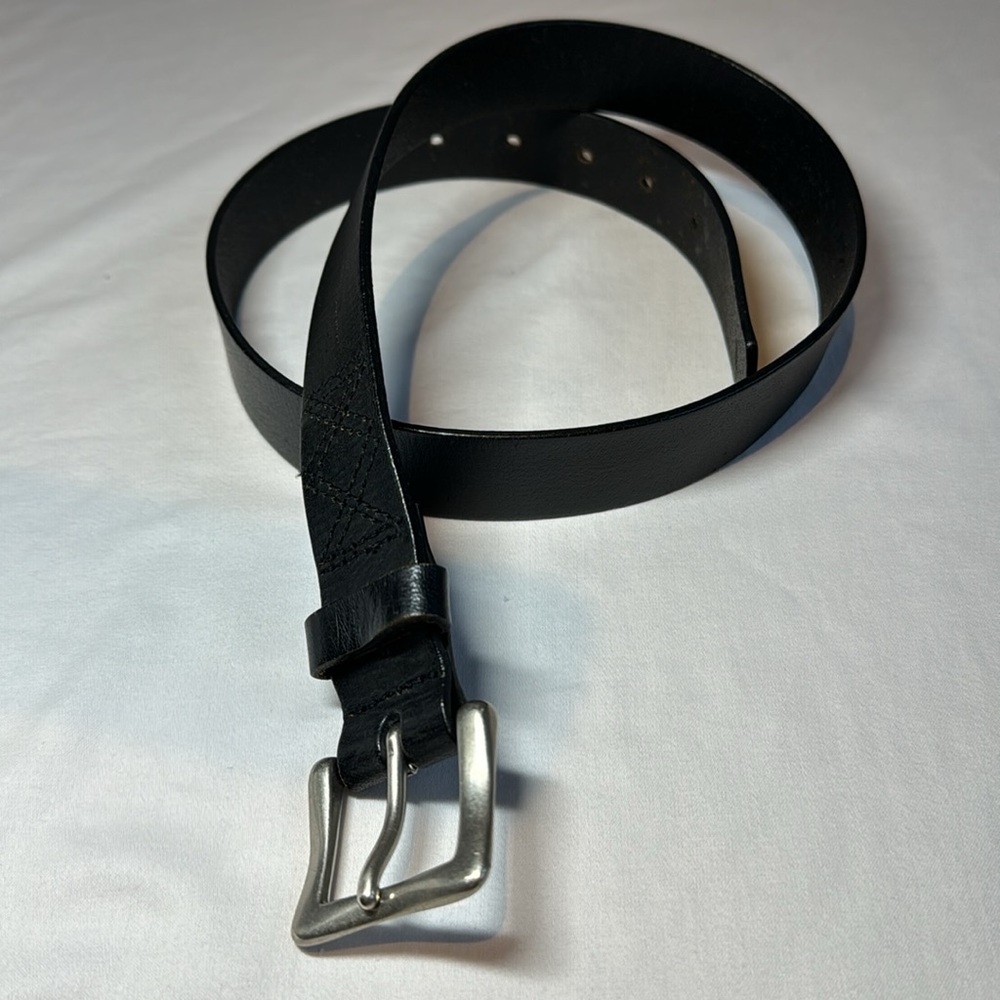Dockers casual black leather belt w/silvery tone buckle. M. 37” end to end